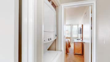 Suite, 2 habitaciones | Caja de seguridad en la habitación y decoración personalizada