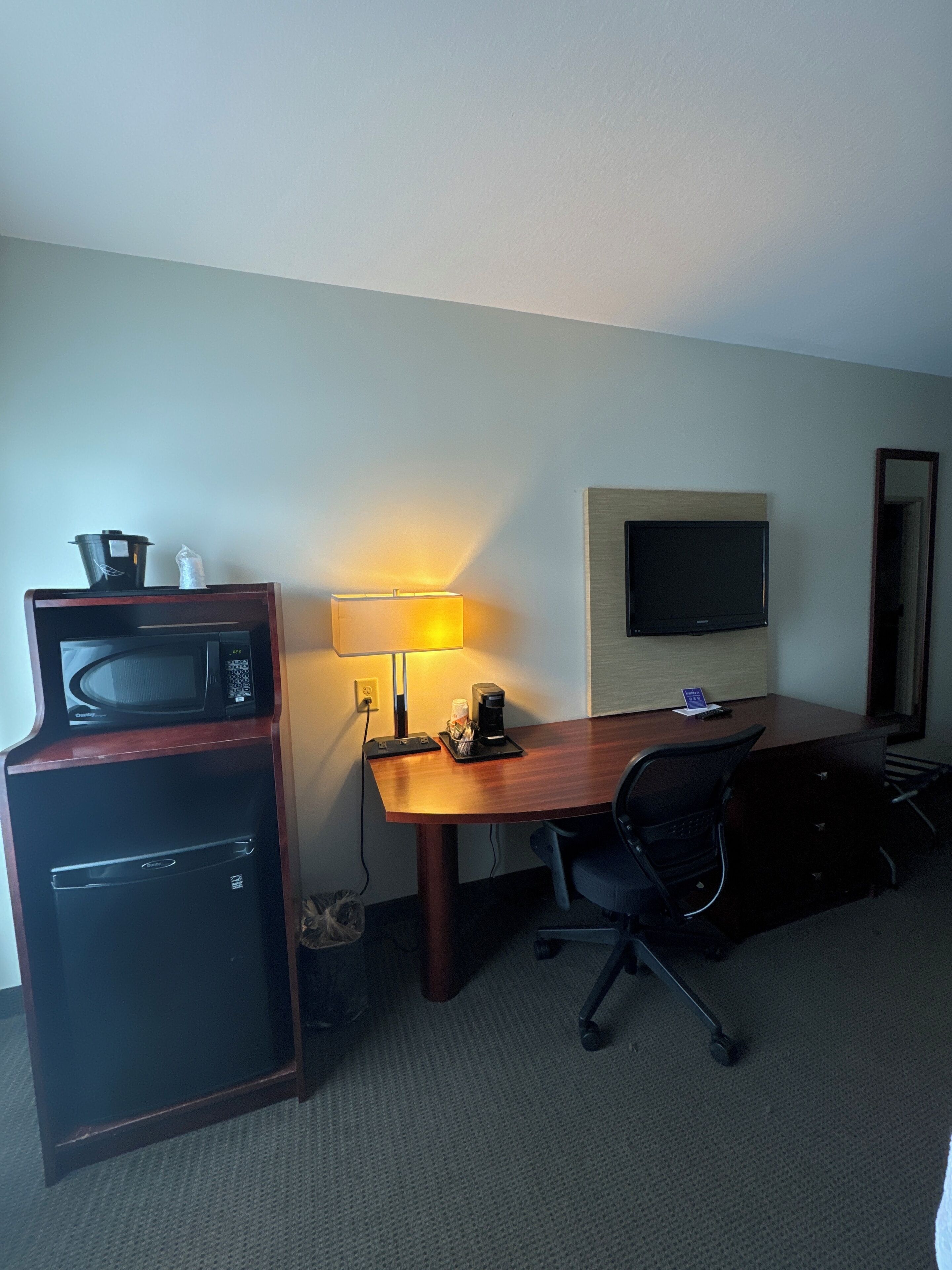 standard room, 1 king bed, non smoking | desk, laptop workspace, blackout curtains, iron/ironing board