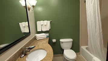 Standardzimmer, 1 King-Bett, Nichtraucher | Badezimmer | Duschwanne, kostenlose Toilettenartikel, Haartrockner, Handtücher