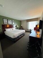 Standard Room, 1 King Bed, Non Smoking | Desk, laptop workspace, blackout drapes, iron/ironing board