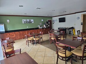 包含每日自助早餐