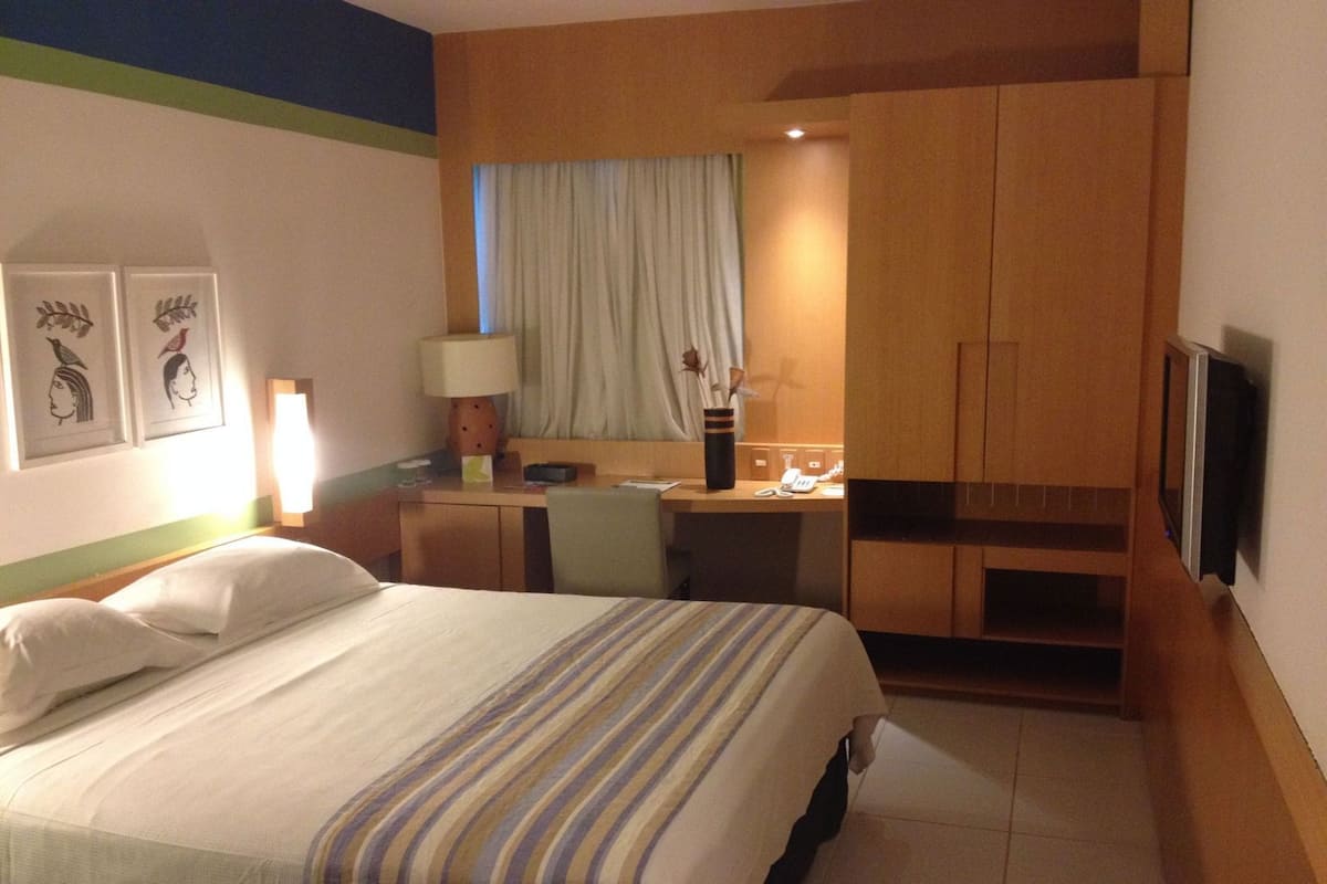 Minibar, in-room safe, laptop workspace, blackout drapes