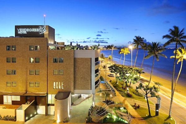 Bagian depan properti - sore/malam