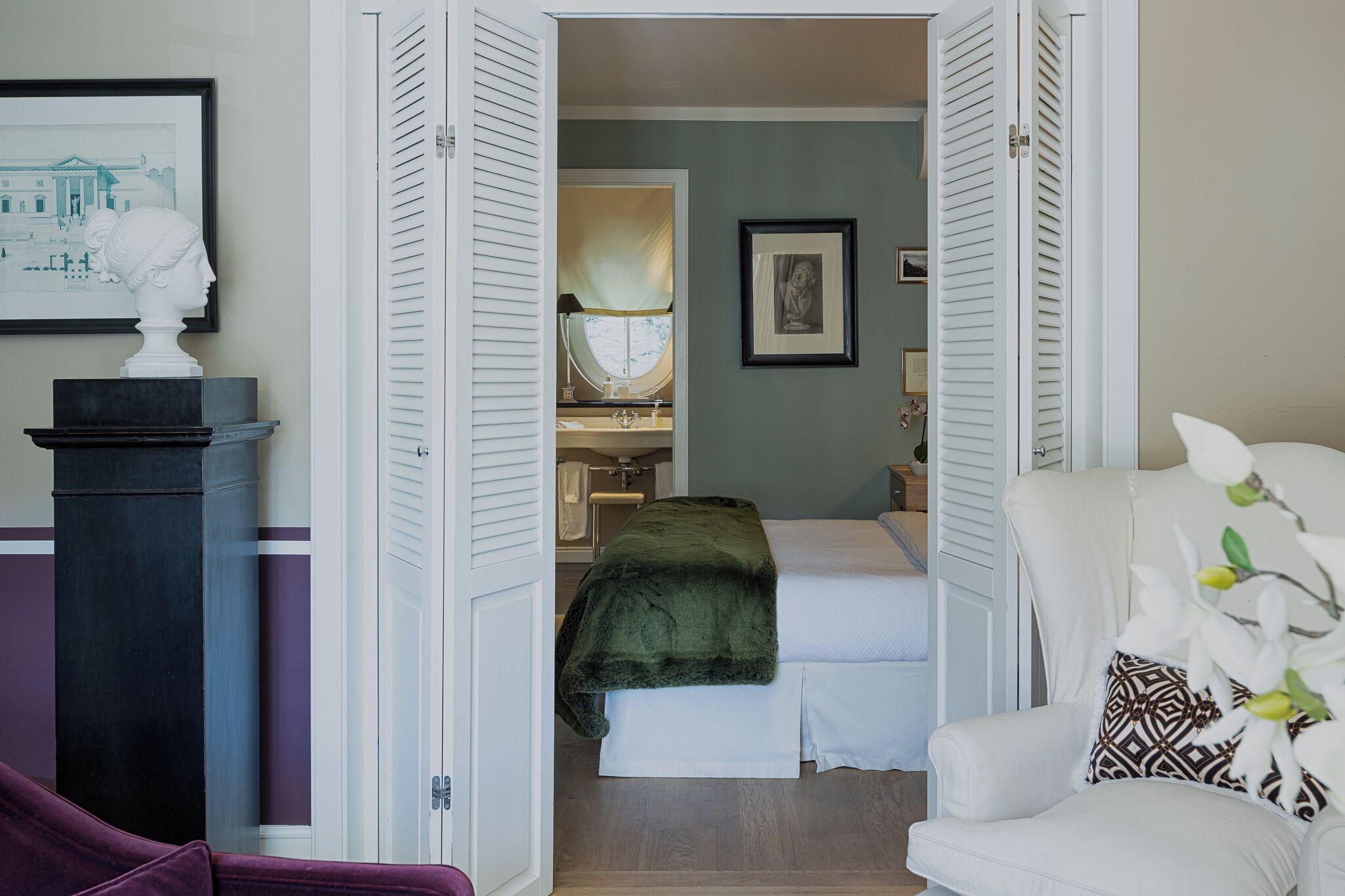 premium bedding, free minibar items, in-room safe, soundproofing