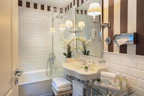 Suite superior | Baño | Regadera tipo lluvia, amenidades de baño gratuitas, secadora de cabello 