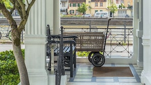 Een overdekt buitengebied met uitzicht op een stad, inclusief een kerktoren.