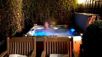 Àtic | Banyera d'hidromassatge privada