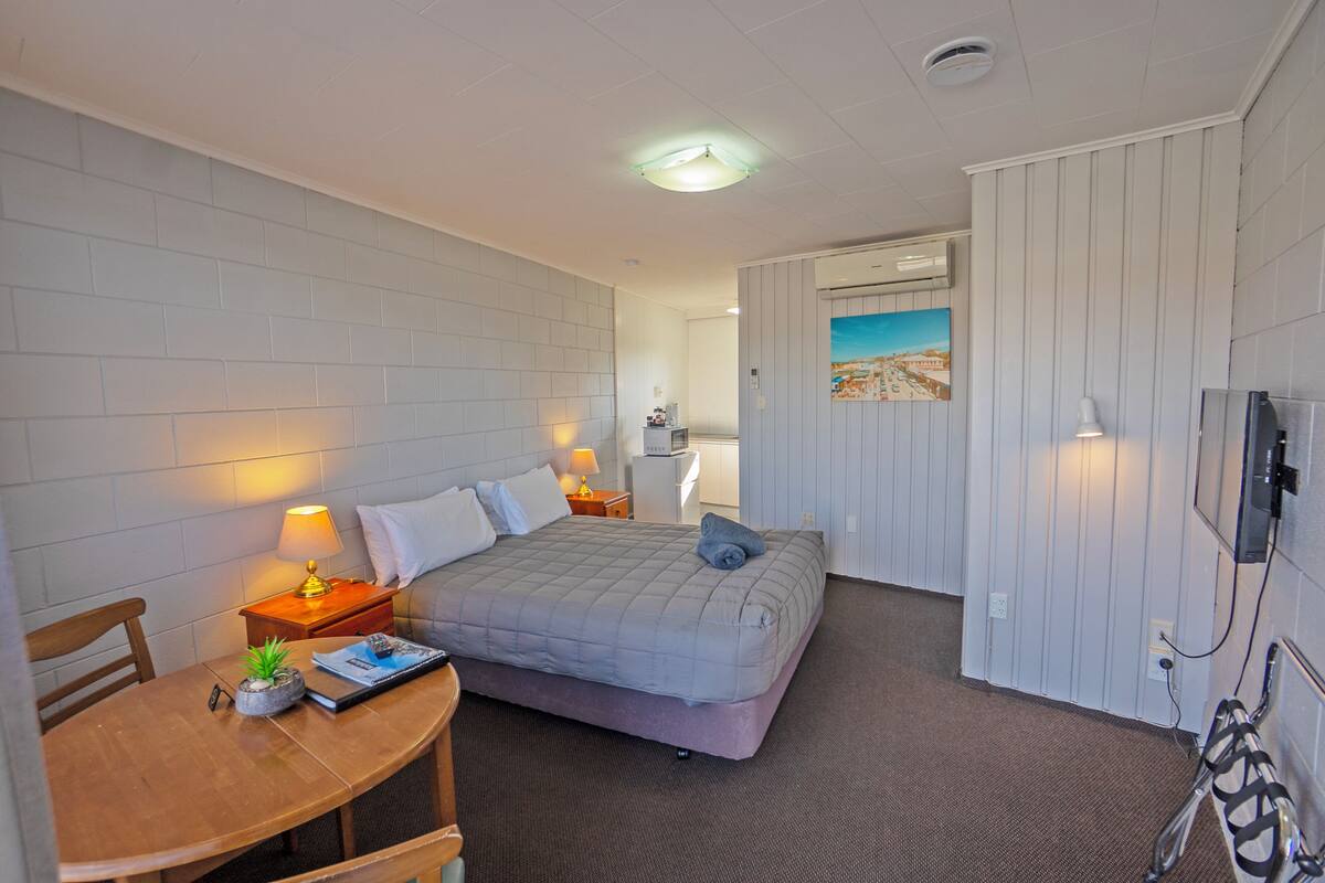 Studio, 1 Queen Bed | In-room safe, iron/ironing board, free WiFi, bed sheets