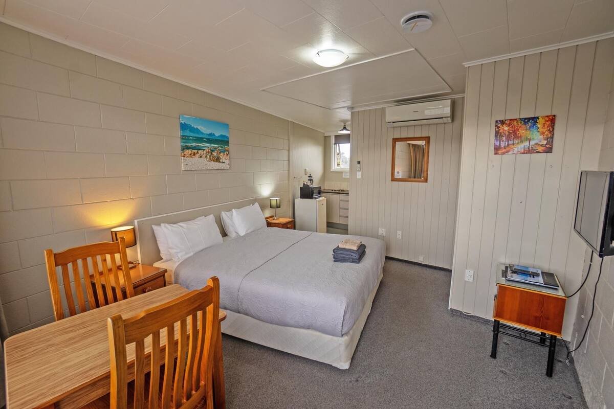 Studio, 1 King Bed | In-room safe, iron/ironing board, free WiFi, bed sheets