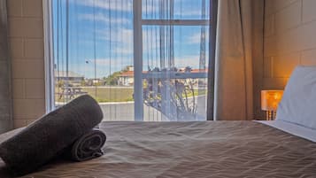 Apartamento familiar, 2 habitaciones, patio, vistas a la montaña | Caja fuerte, tabla de planchar con plancha, wifi gratis y ropa de cama