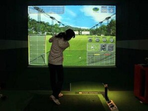 Indoor golf driving range