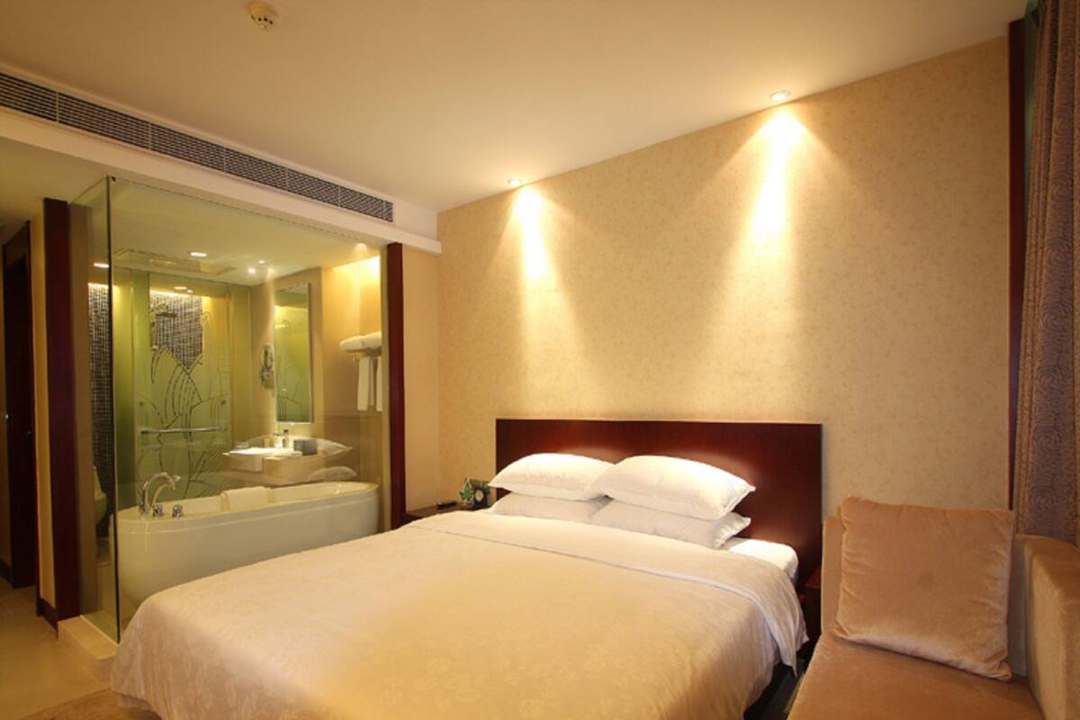 Phòng đôi Deluxe | Bộ đồ giường cao cấp, nệm có lớp đệm bông, minibar