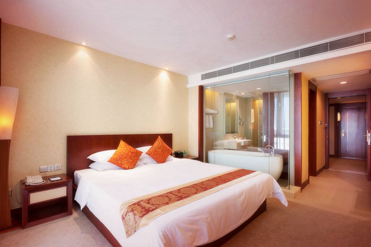 Bộ đồ giường cao cấp, nệm có lớp đệm bông, minibar
