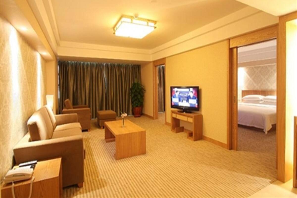 Căn hộ Tiêu chuẩn | Phòng khách | TV LCD 37-inch có truyền hình kỹ thuật số, TV, đầu đĩa DVD