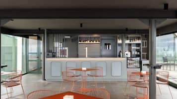 Un espace bar moderne, doté d’un comptoir, de sièges et d’étagères remplies de bouteilles.