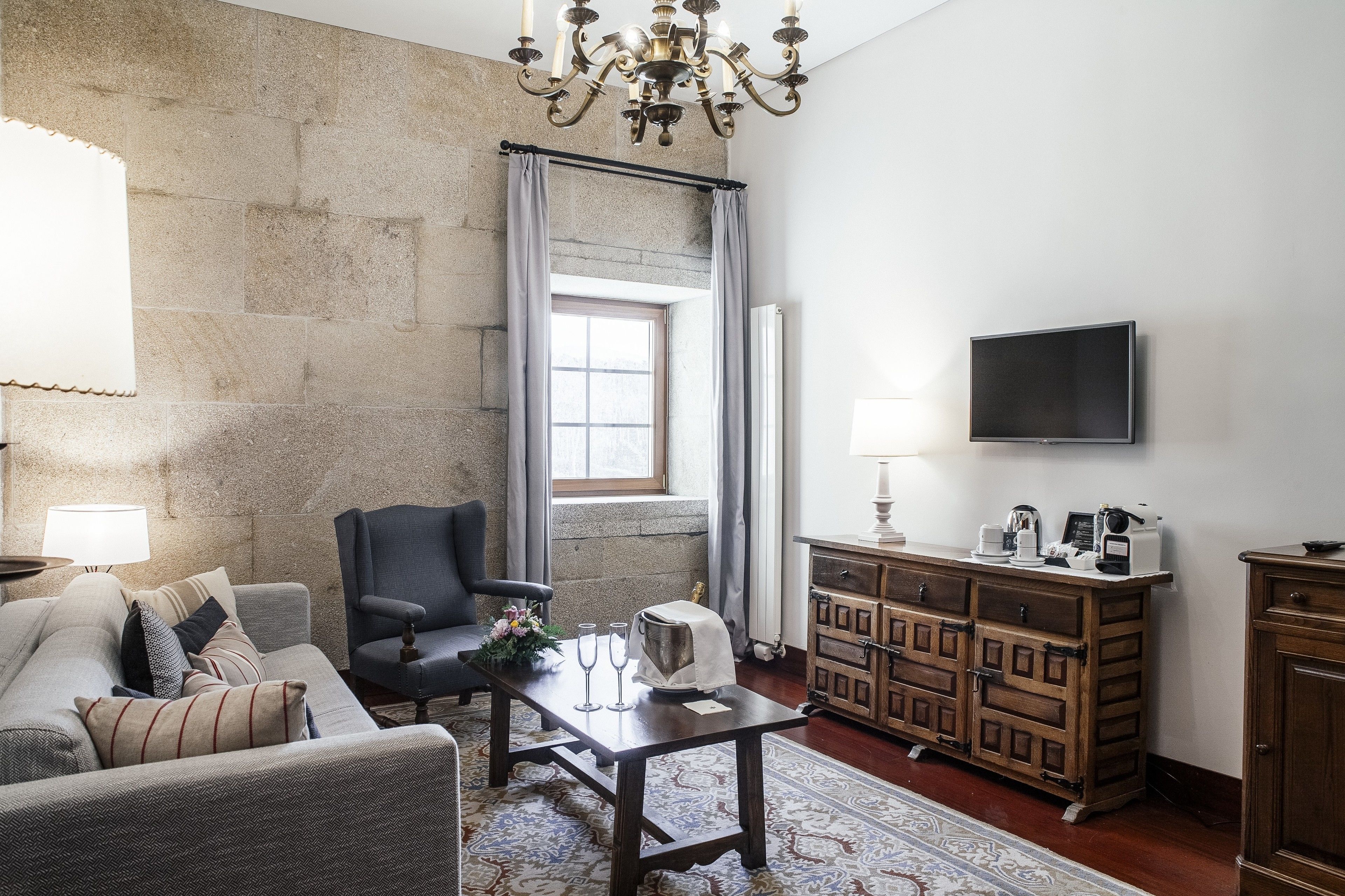 suite | living room | flat-screen tv