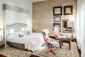 Minibar, caja de seguridad en la habitación y escritorio 