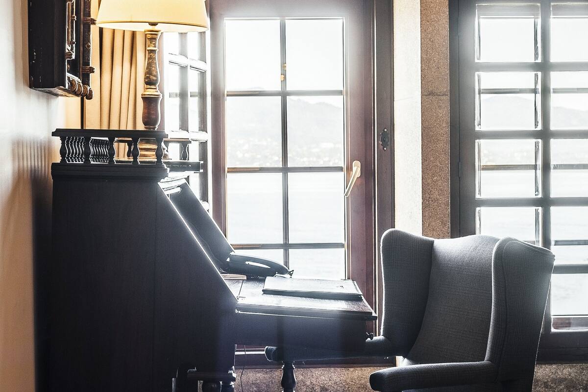 suite | living room | flat-screen tv