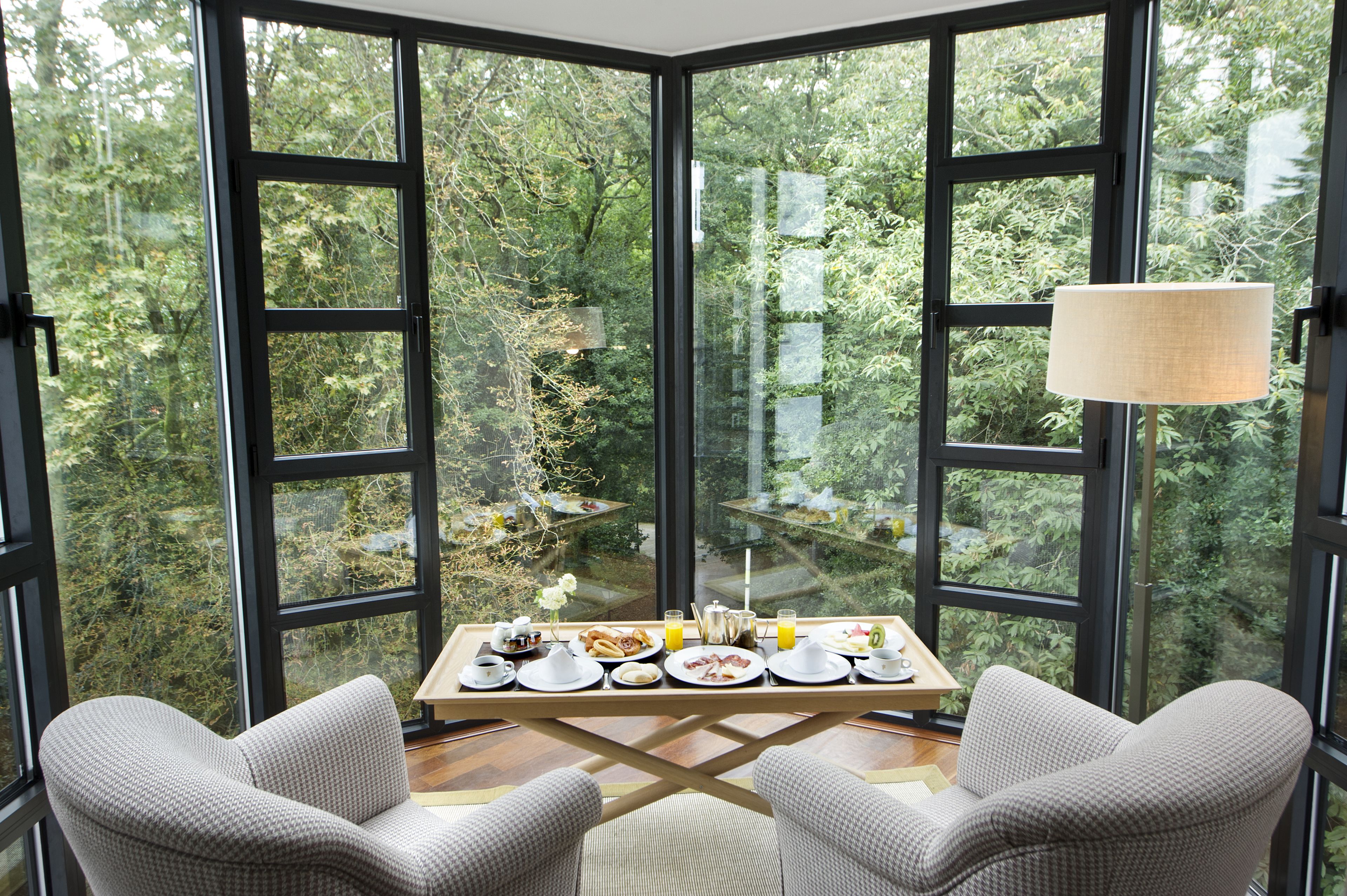 Minibar, caja de seguridad en la habitación, escritorio y cunas 