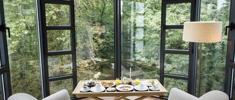 Minibar, Zimmersafe, Schreibtisch, Babybetten