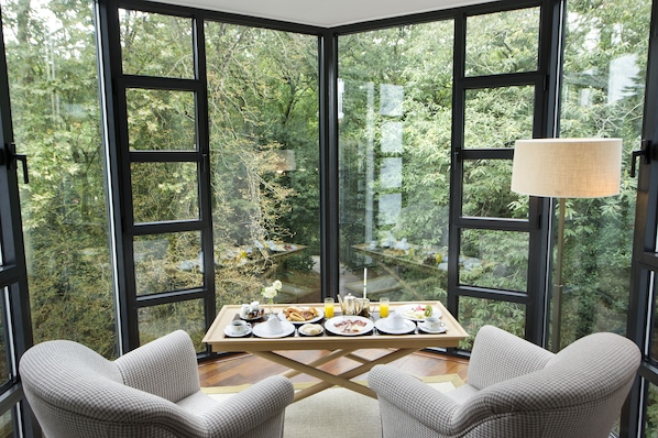 ميني بار وخزنة داخل الغرفة ومكتب وأسرّة أطفال/رضّع