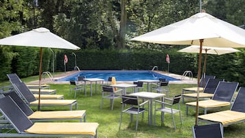 Piscina all'aperto, ombrelloni da piscina, lettini