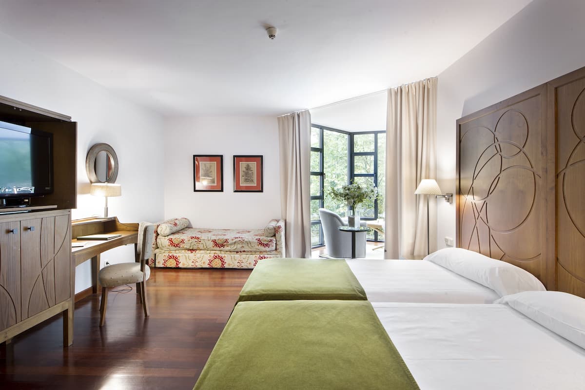 Superior Twin Room | Minibar, in-room safe, desk, cribs/infant beds