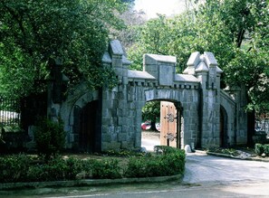 Pintu masuk properti