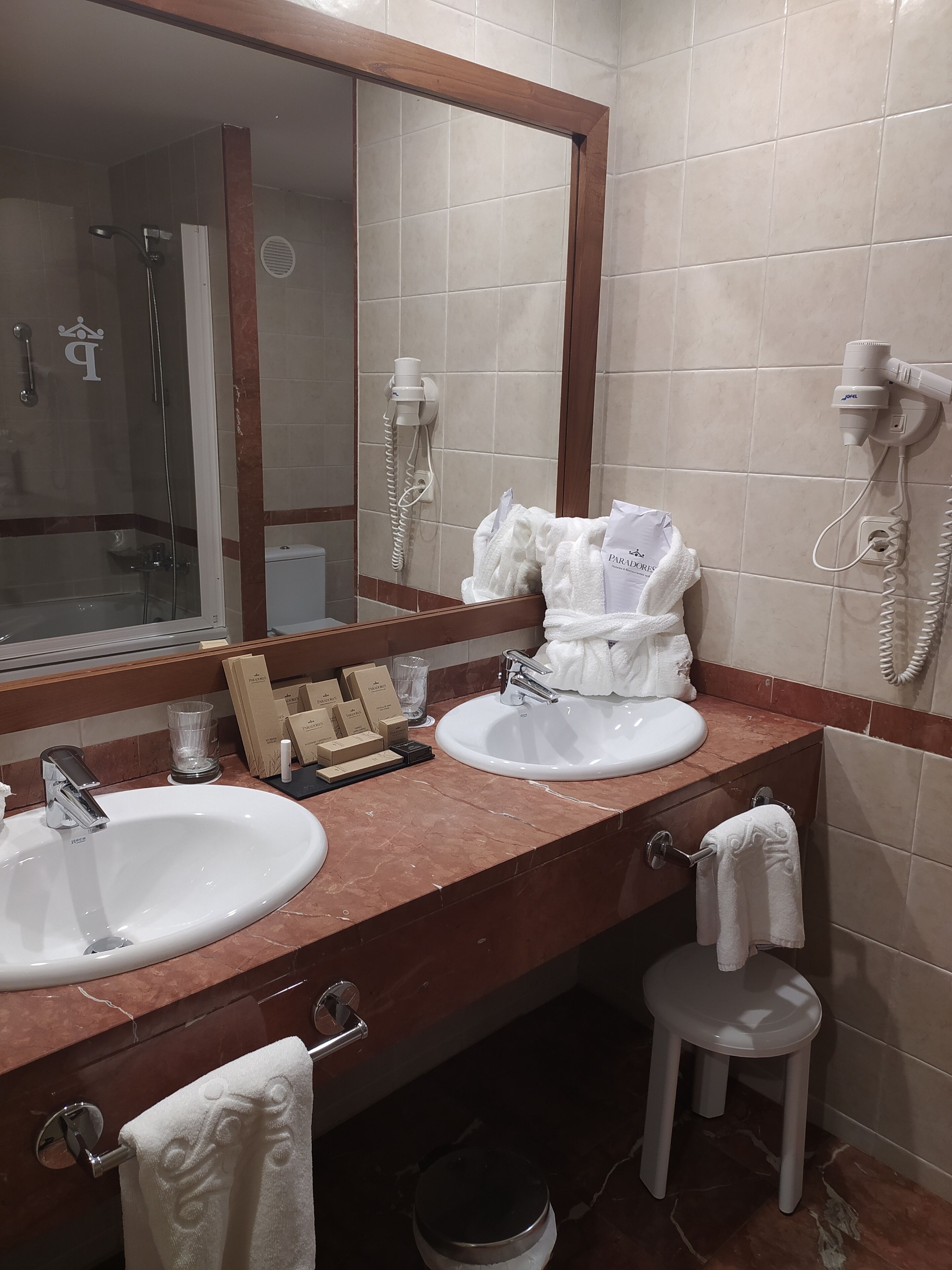 combined shower/bathtub, eco-friendly toiletries, hair dryer, bidet