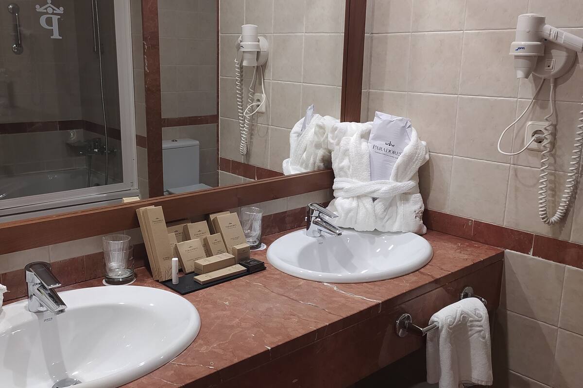 combined shower/bathtub, eco-friendly toiletries, hair dryer, bidet