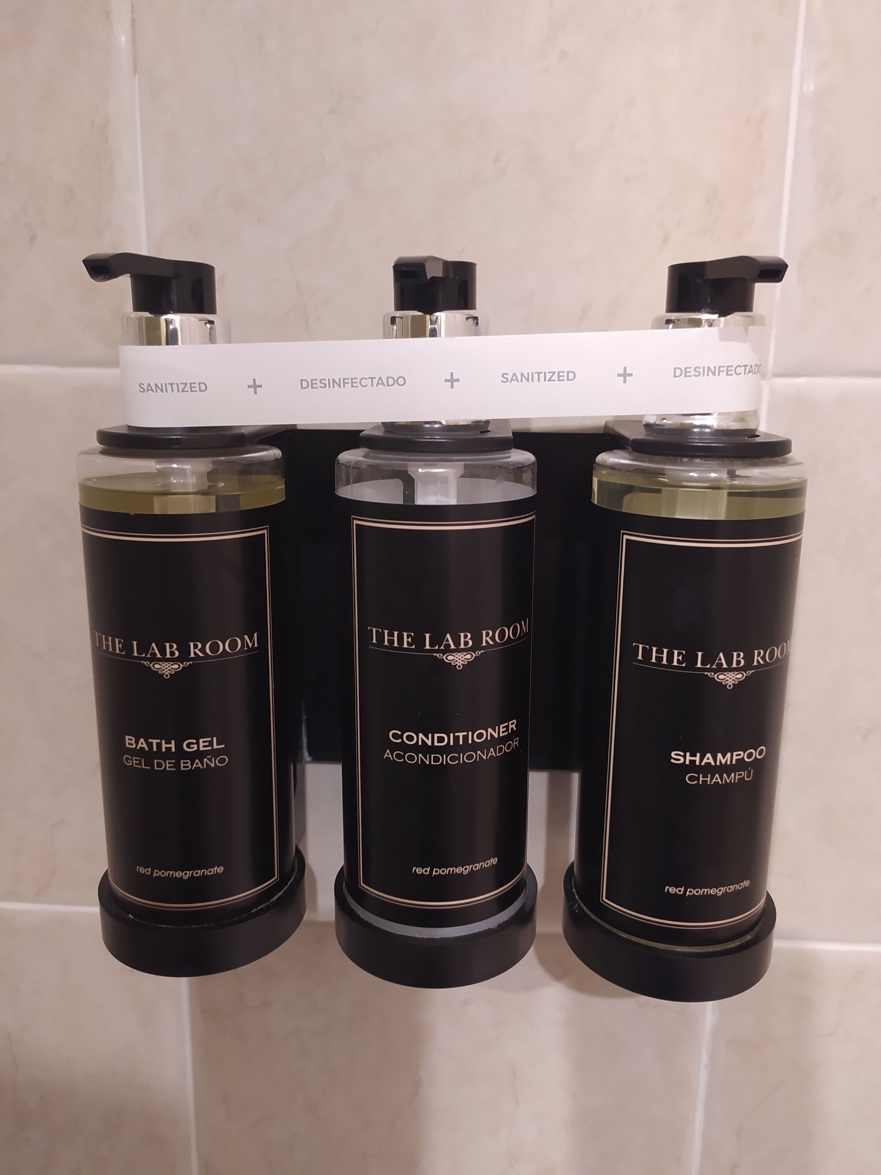 junior suite | bathroom | combined shower/bathtub, eco-friendly toiletries, hair dryer, bidet