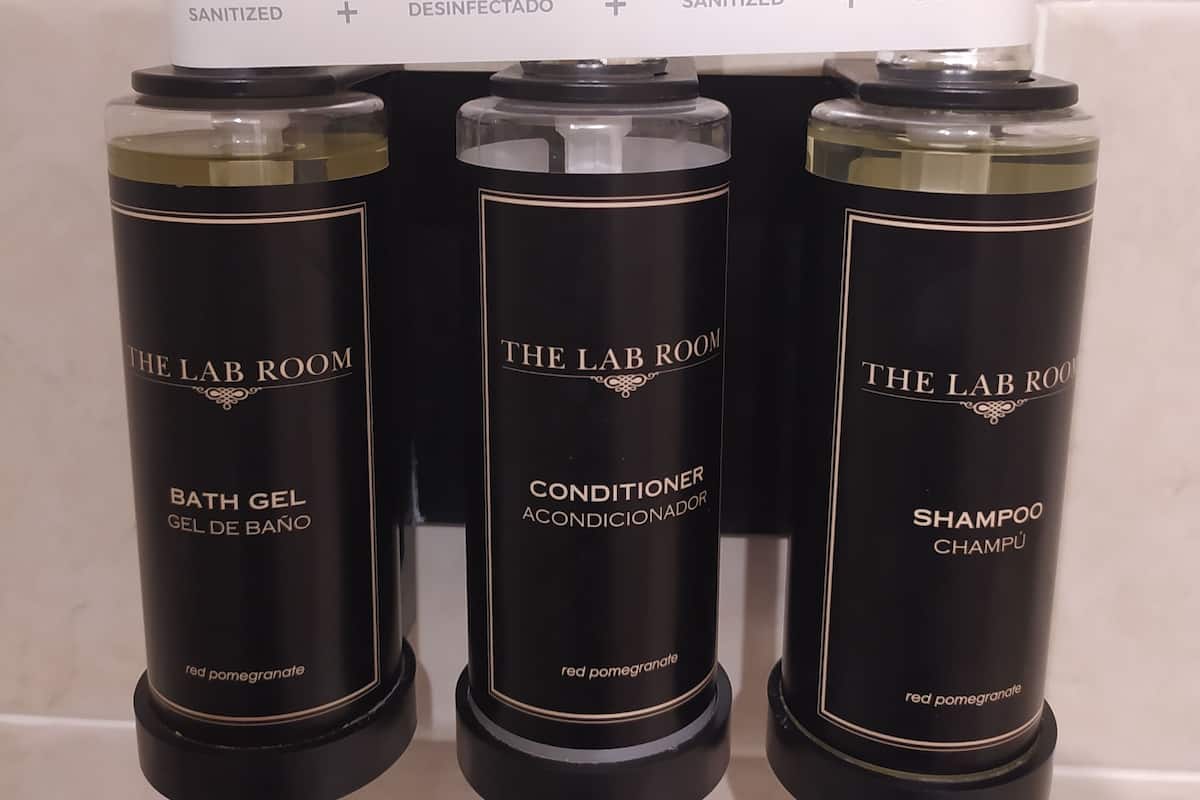 junior suite | bathroom | combined shower/bathtub, eco-friendly toiletries, hair dryer, bidet