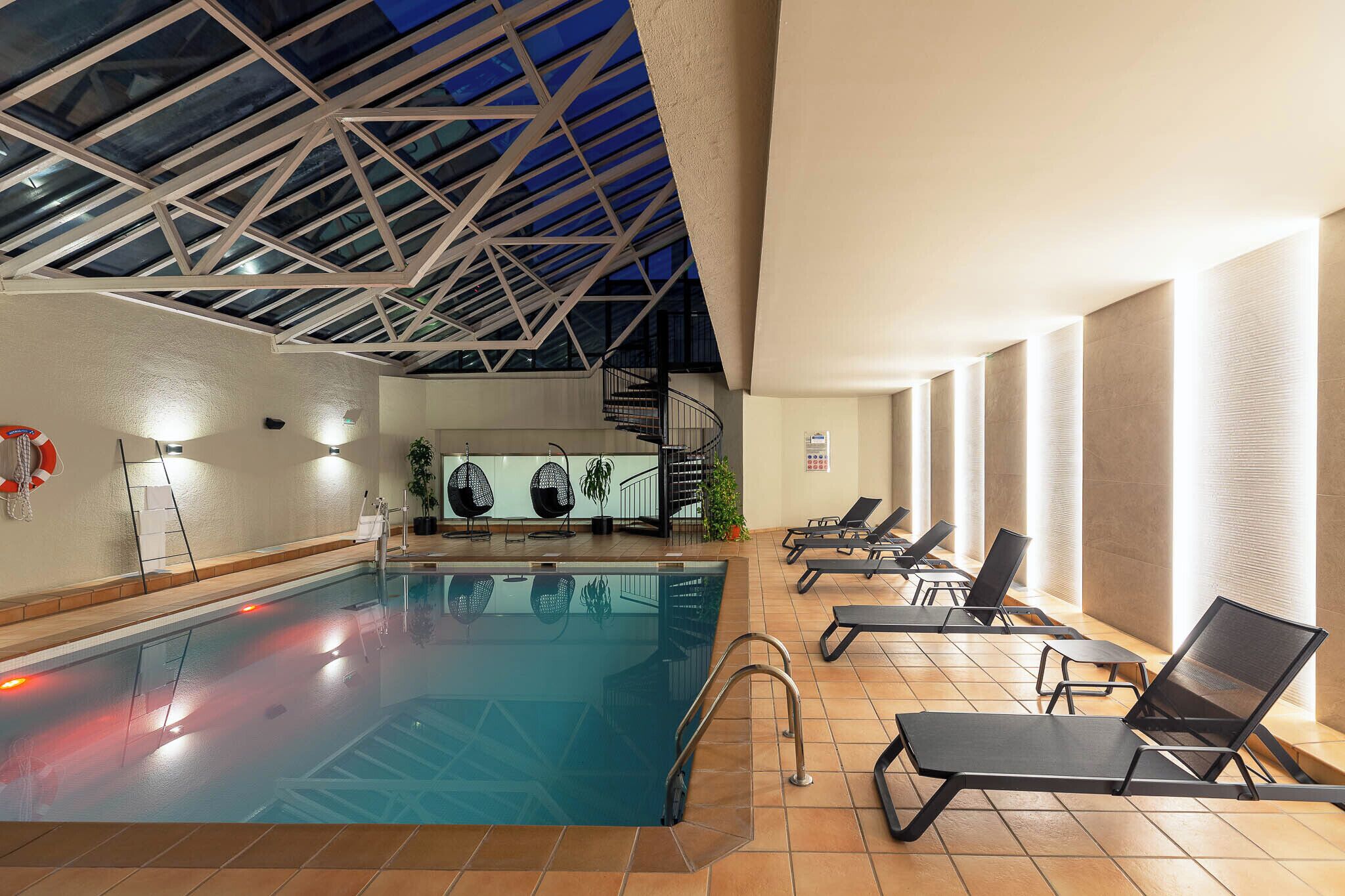 Piscine couverte, accès possible de 09 h 00 à 21 h 00, chaises longues 