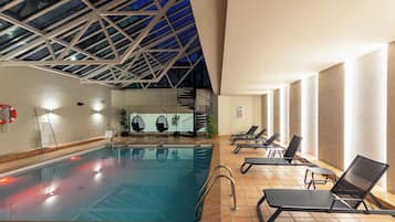 Piscine couverte, accÚs possible de 09 h 00 à 21 h 00, chaises longues