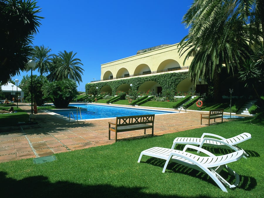 Piscina externa, funciona das meio-dia às 20h, guarda-sóis