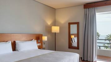 Minibar, coffres-forts dans les chambres, bureau, Wi-Fi gratuit