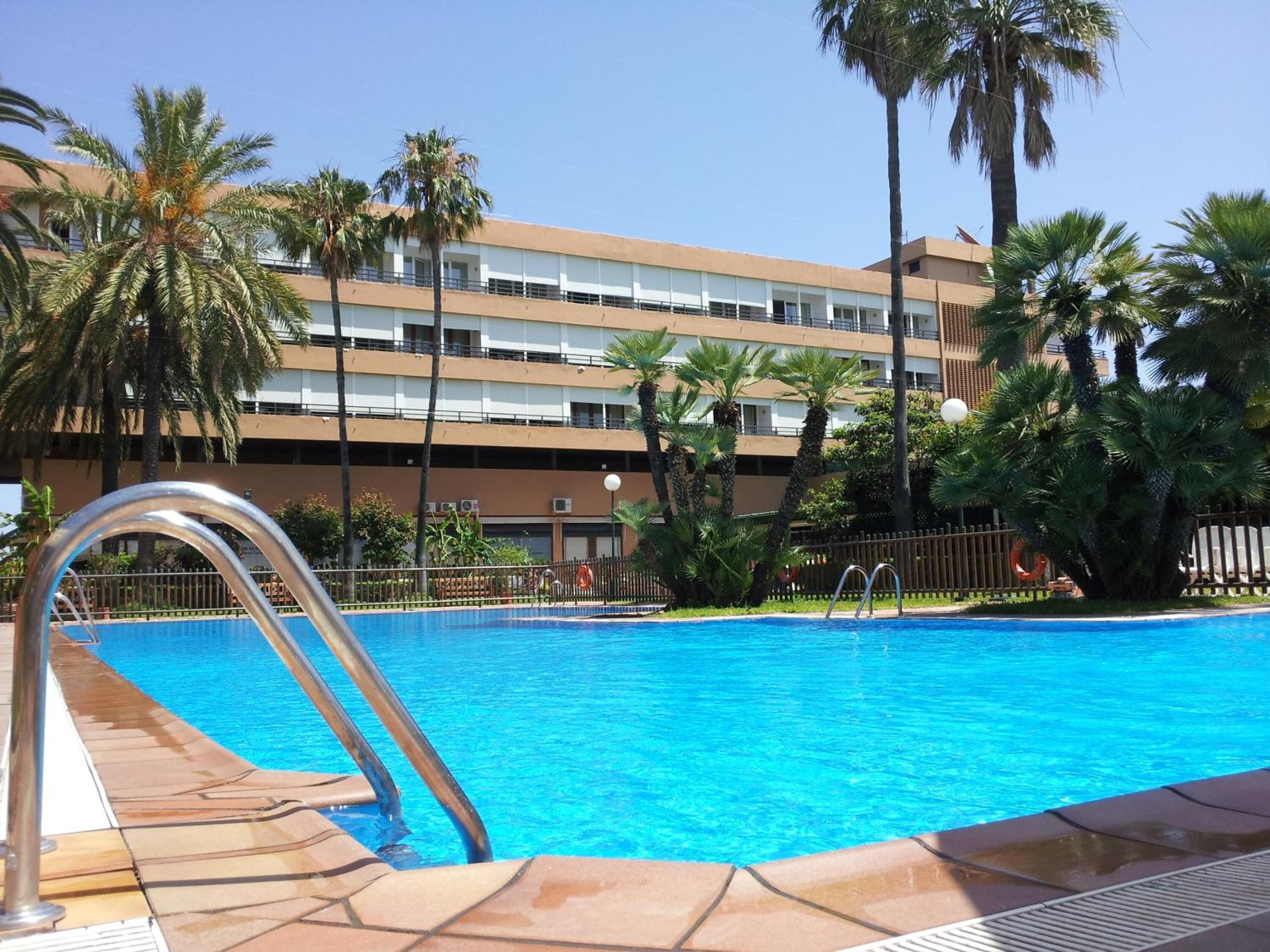 Piscine extérieure, accès possible de midi à 20 h, parasols
