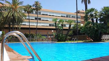 Piscine extérieure, accès possible de midi à 20 h, parasols
