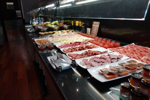 Desayuno buffet todos los días (con cargo)