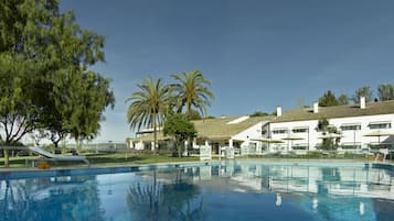 Piscina stagionale all'aperto, ombrelloni da piscina, lettini