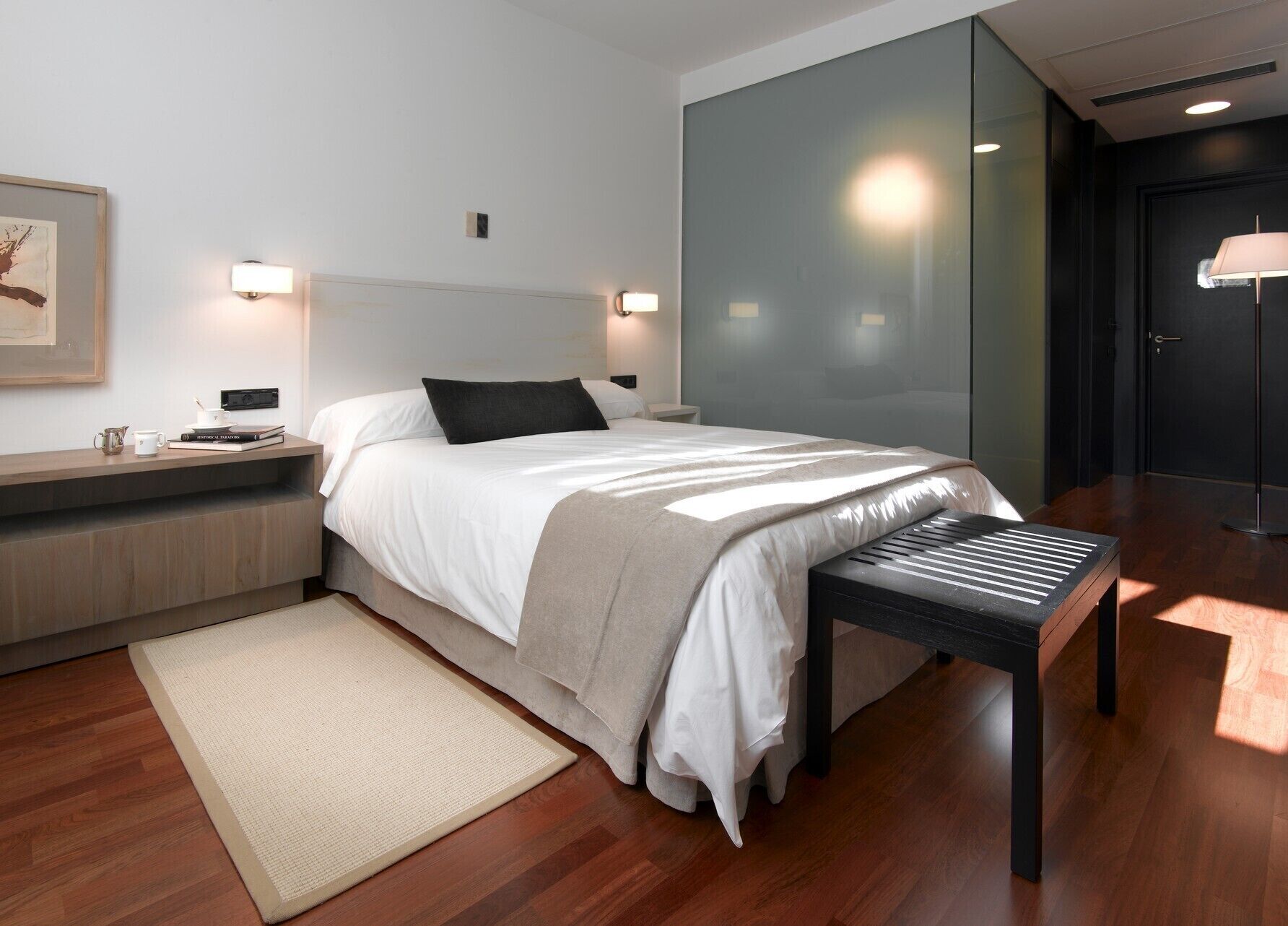 Minibar, coffres-forts dans les chambres, bureau