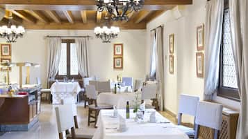 Frühstücksbuffet am Wochenende (19 EUR pro Person)