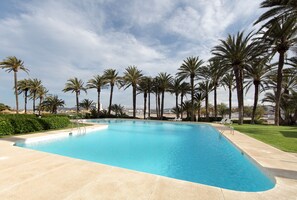 Seasonal outdoor pool, pool umbrellas, sun loungers - Parador de Jávea (Javea)