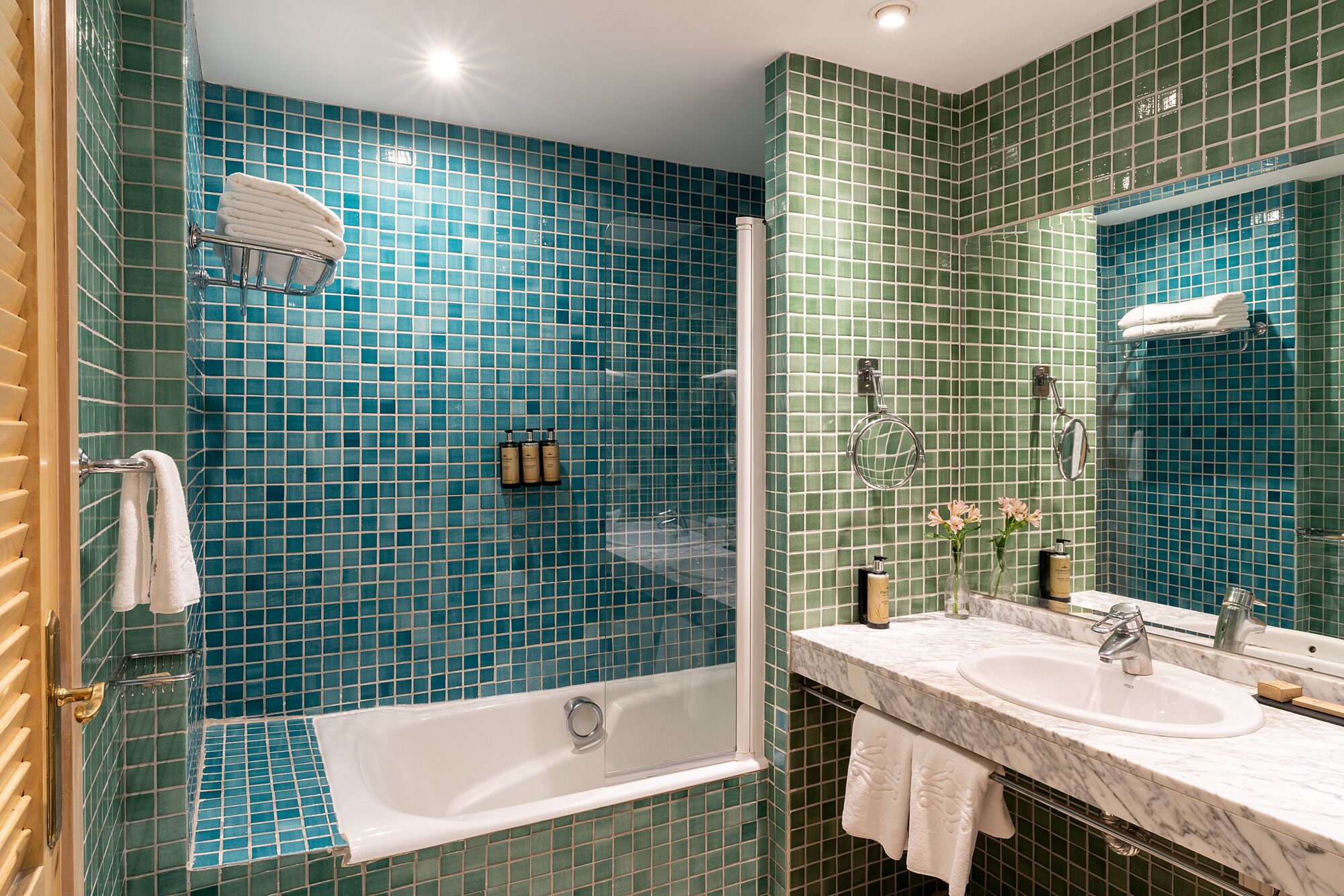 basic double room | bathroom | free toiletries, hair dryer, towels, soap