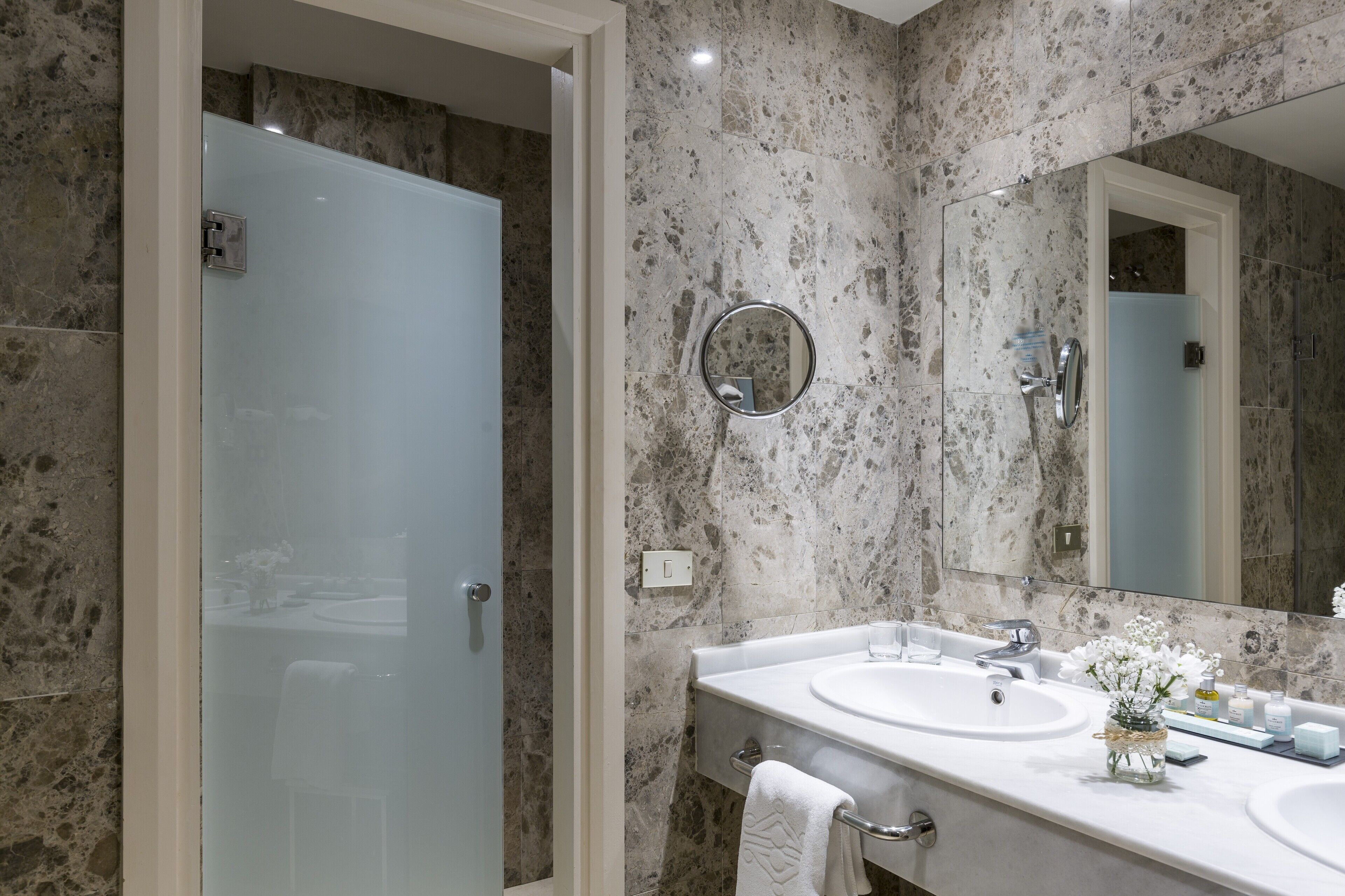 combined shower/bathtub, free toiletries, hair dryer, bidet