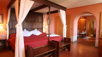 Suite | Een minibar, een kluis op de kamer, een bureau, gratis wifi