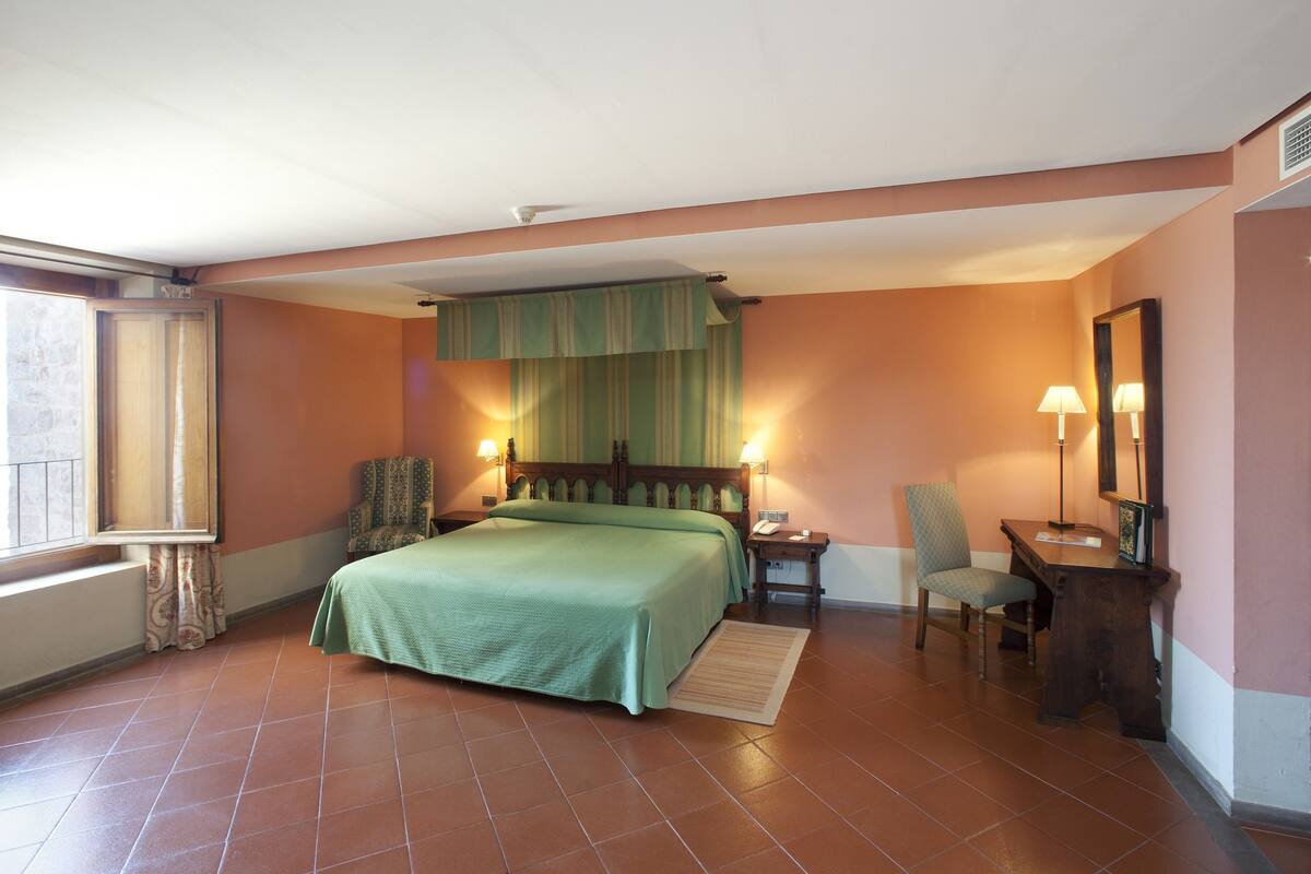 minibar, in-room safe, desk, free wifi