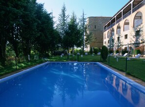Piscina a l'aire lliure i gandules 