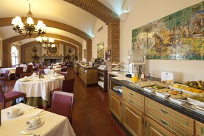 Esmorzar diari d'estil bufet (18 EUR per persona) 