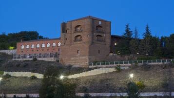 Voorkant accommodatie - avond/nacht